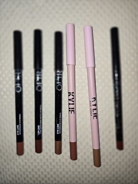 Kylie Cosmetics Lip Liner Pencils in Light Pink and Mauve Brown